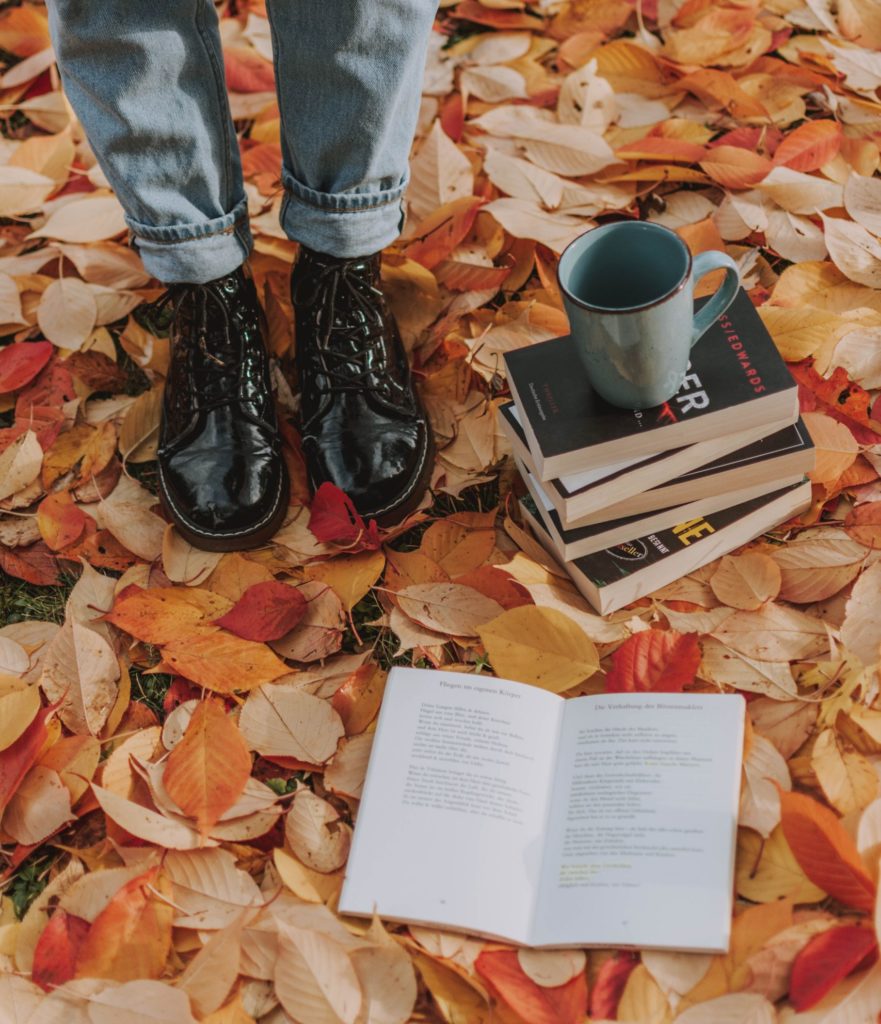Buch-Schuhe-Jeans-Herbst-Blätter-Tasse